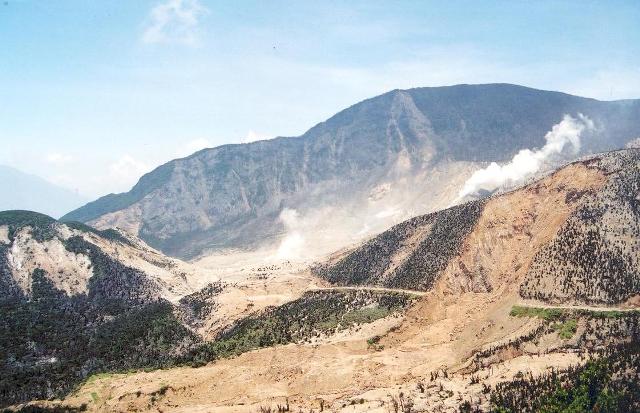 gunung terindah di indonesia - gunung papandayan.jpg