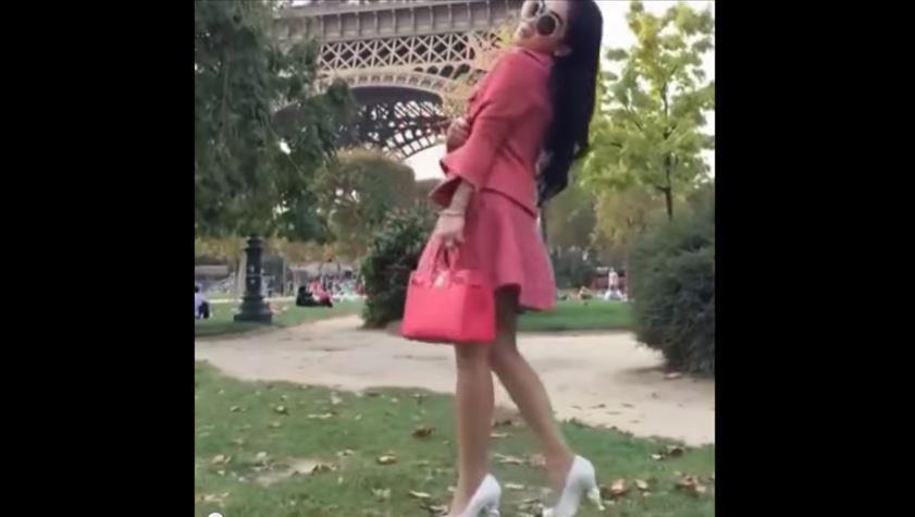 Parodi Maju Mundur Cantik, Syahrini Ketabrak Kereta Api Di Paris.jpg